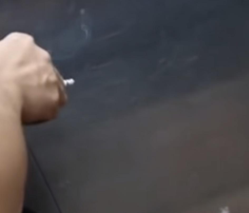 如果遇到有人在公共场所肆意抽烟，我们这些被迫抽二手烟的人到底该怎么办？难道就只能