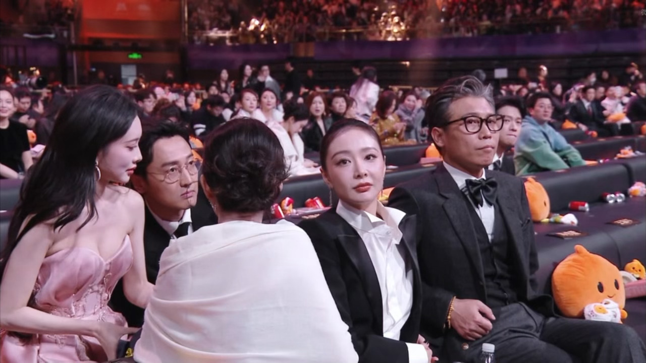 啊啊啊啊啊王传君这么老远也要跑过来聊天啊啊啊啊啊啊啊微博之夜内场