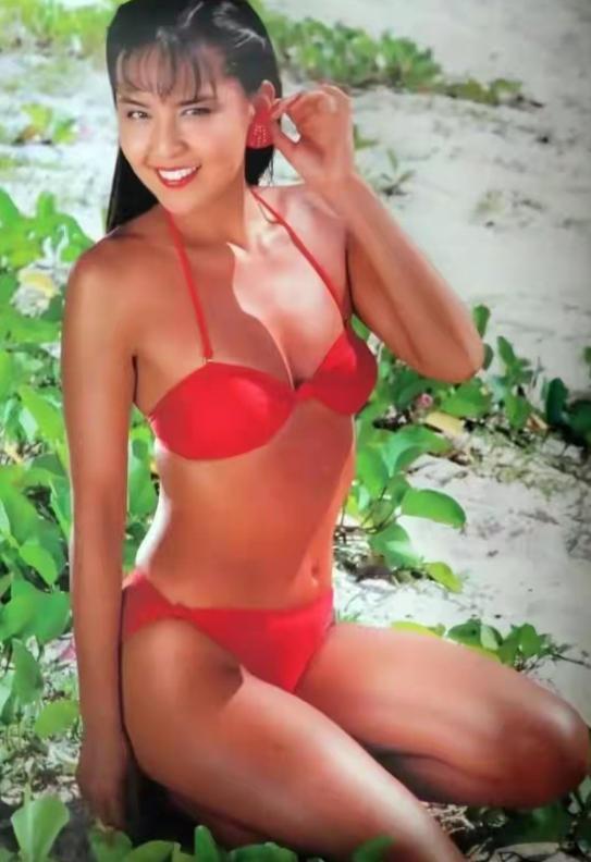 这一看就是一张上世纪九十年代的封面女郎海报。这张海报中的这位女郎，可以说是非常大