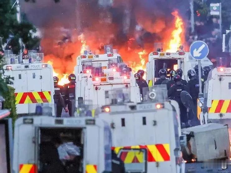 火光冲天！英国街头再现“名场面”，所谓体面早已碎一地
 
谁也没想到，曾经被大肆