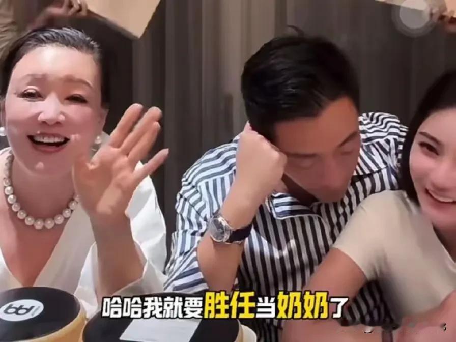 8月26日，张兰在直播间官宣好消息说，马小梅怀孕了，再迟五个月就可以当奶奶了。马