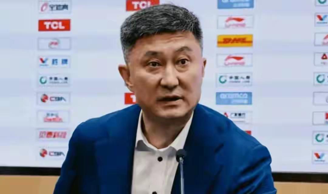 广东球迷特别逗？直到今天还有很多广东球迷，在为当初杜峰从国家队下课而耿耿于怀。认