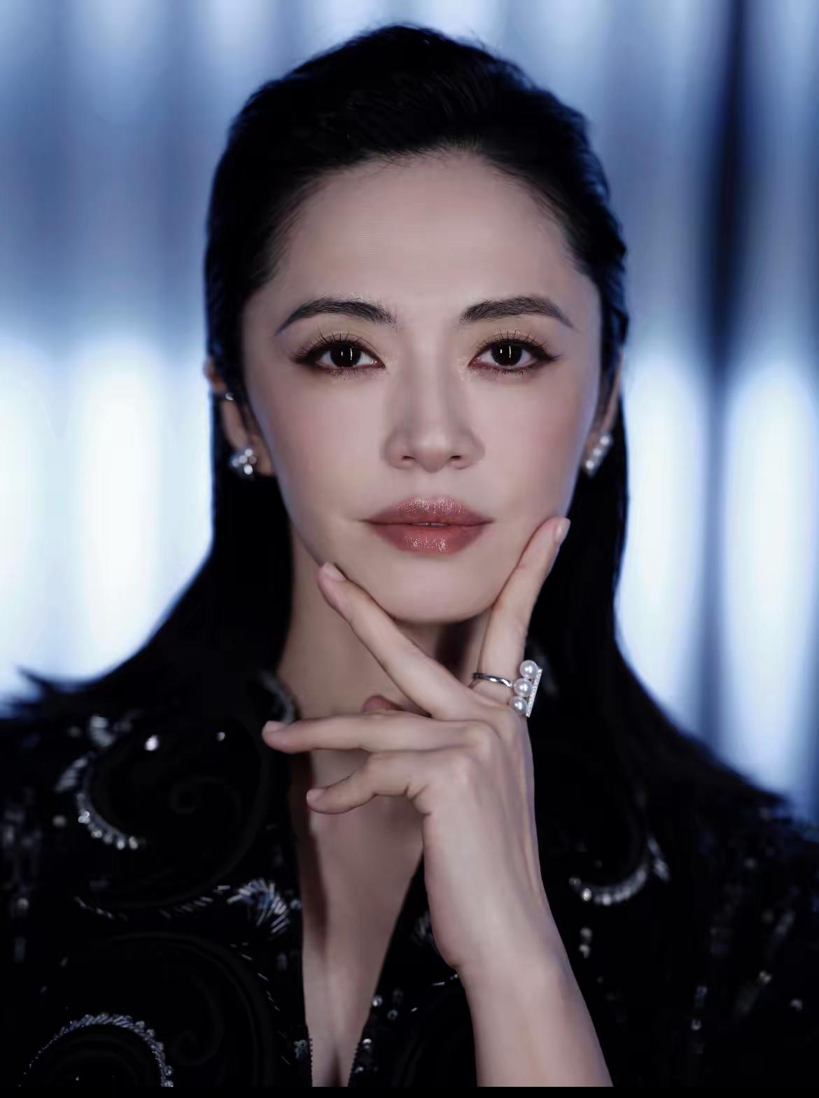 姚晨离婚这事一出，再加上人民网的点评，很多人觉得，以后明星可能不敢随便官宣感情了