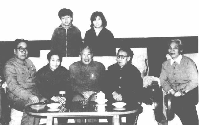 20 世纪 80年代初,宋任穷夫妇在西安看望刘志丹夫人同桂荣(前排右二)和女儿刘