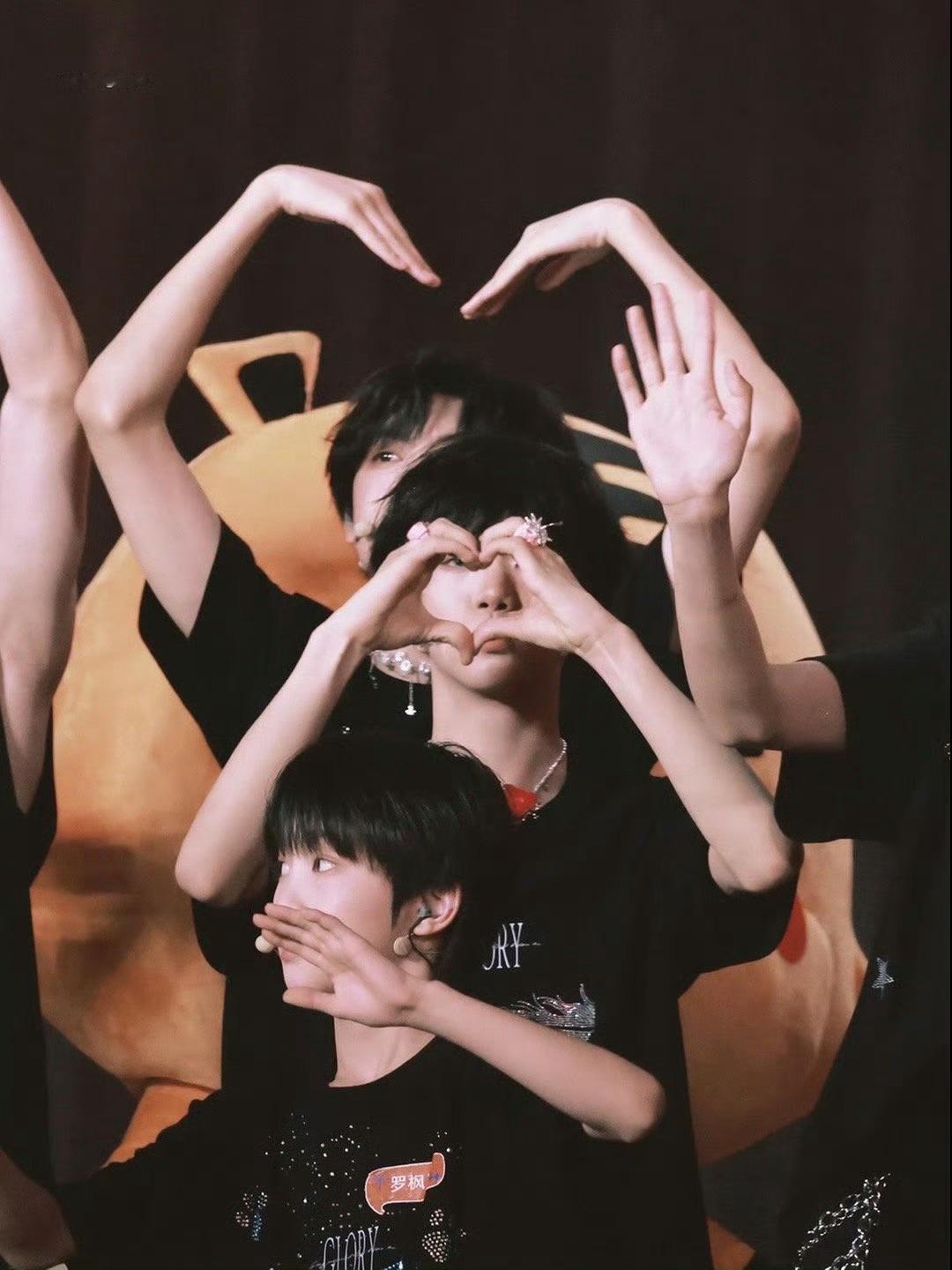 张桂源张函瑞双人手势舞张桂源张函瑞cha了耶 少年感爆棚！张桂源张函瑞双人手势舞