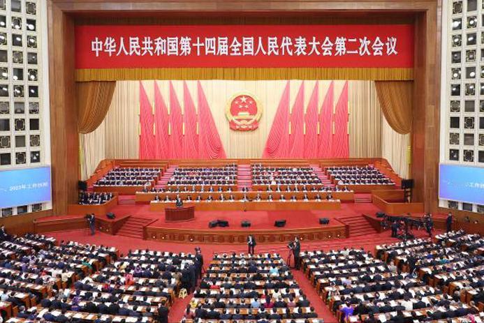 两会期间一位人大代表提了一则建议，说反对让学生逢雨停课、逢雪停课，他们需要吃苦。