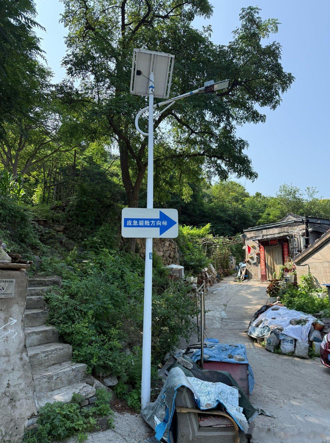 夏天不适合爬山，太热了，四点开始爬山都不行，哗哗出汗想抄个近道下山，还抄错了，下