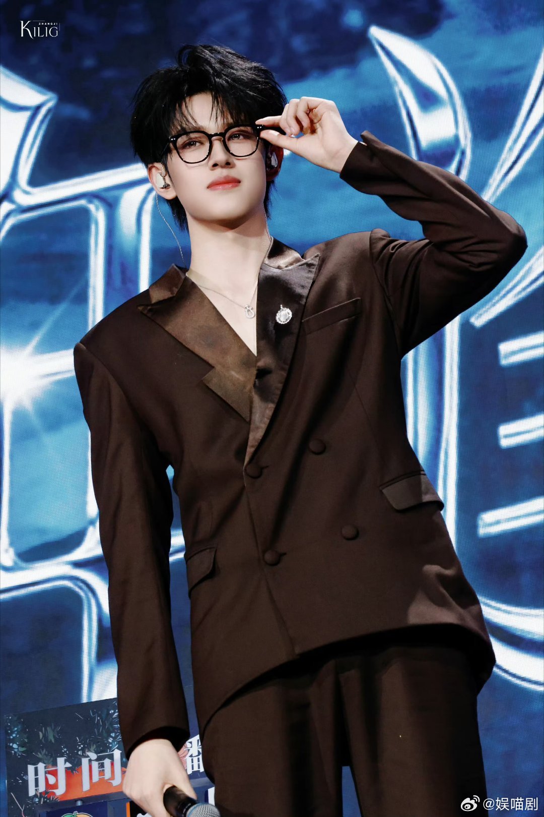 张极生日会首唱原创单曲张极直播直播状态也太好了吧，又聊又唱完全没架子。听他讲创作