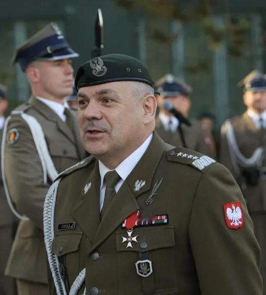 🇵🇱波军总参谋长是维斯瓦夫·库库瓦（Wiesław Kukuła）将军，20