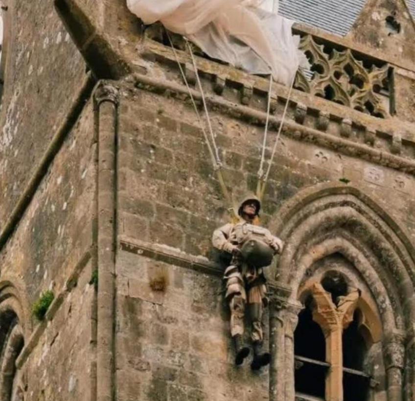 1944年，一名伞兵因失误，被挂在法国的一个教堂上，当德军发现他的时候，他装死骗