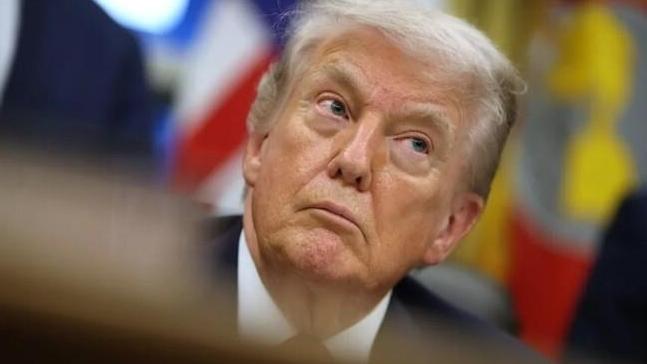 爱泼斯坦案近千万页材料曝光，惊爆全球！其中特朗普名字出现超4000次，与他此前声