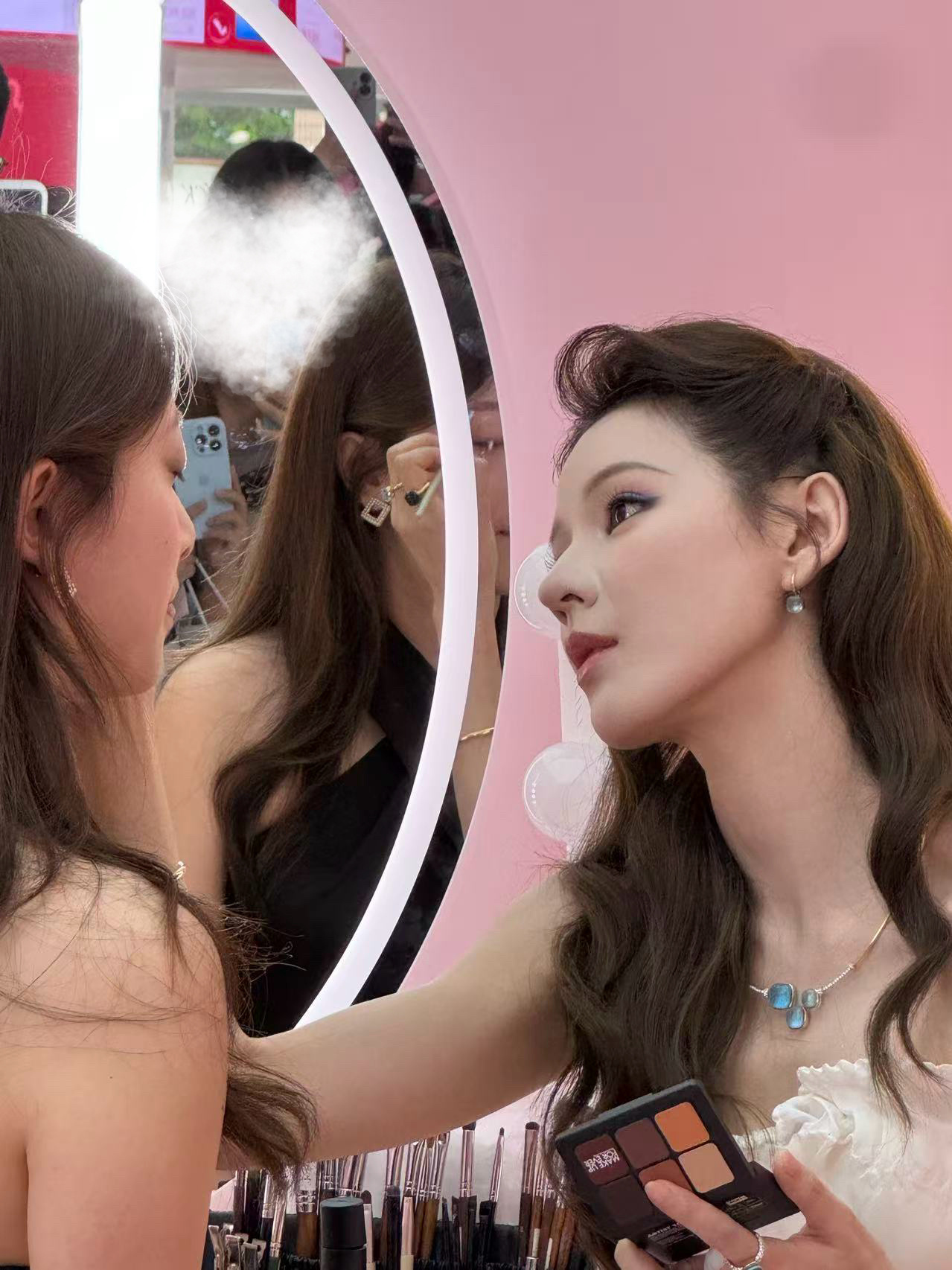 张予曦粉丝舒服了张予曦粉丝吃太好了 谁狠狠羡慕了！张予曦亲手帮粉丝化妆，近距离互
