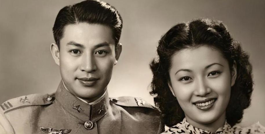 1942年，蒋纬国看到一位美丽的少女，上前和她搭讪：“小姐，报纸能借我看一下吗？