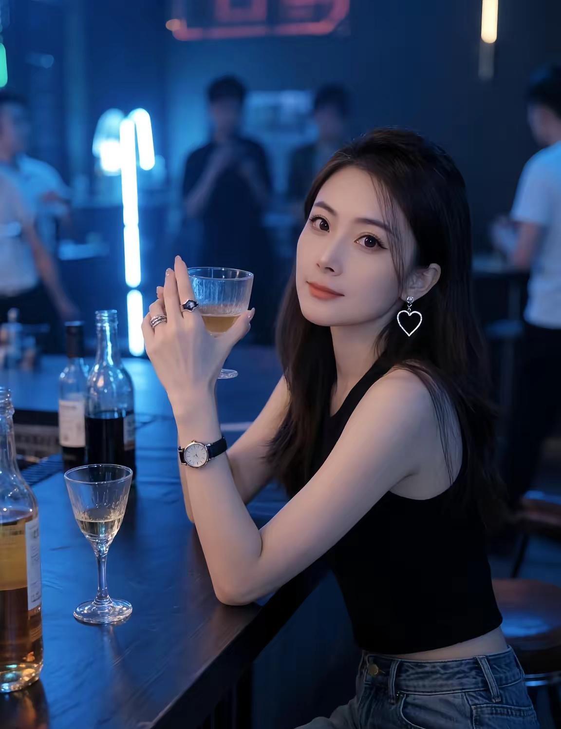 夜色微醺，情绪刚好。不必讨好谁，今晚只取悦自己。酒吧的灯，总是比白天温柔。微醺是