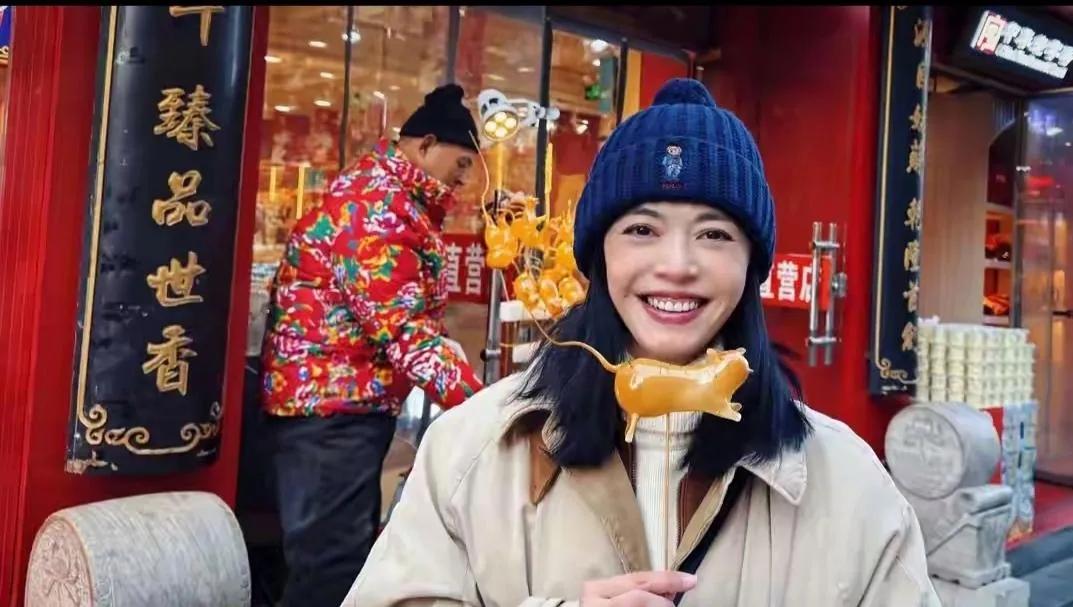 姚晨的这身冬日穿搭，简约高级感拿捏得死死的！
一件经典的米色大衣，通过内搭白色高