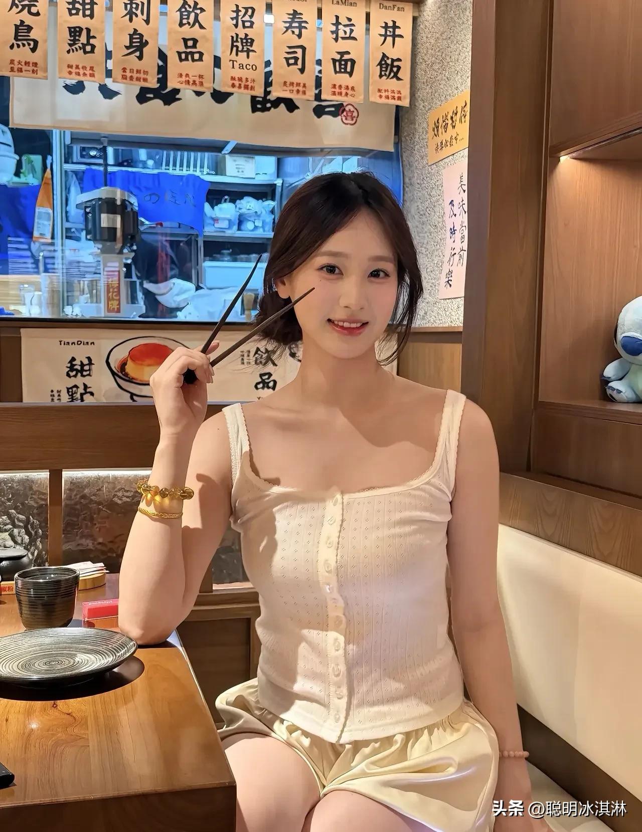 镜头下的可爱暴击
每个角落都是她的摄影棚，  
笑容比阳光更治愈
今日份可爱已加