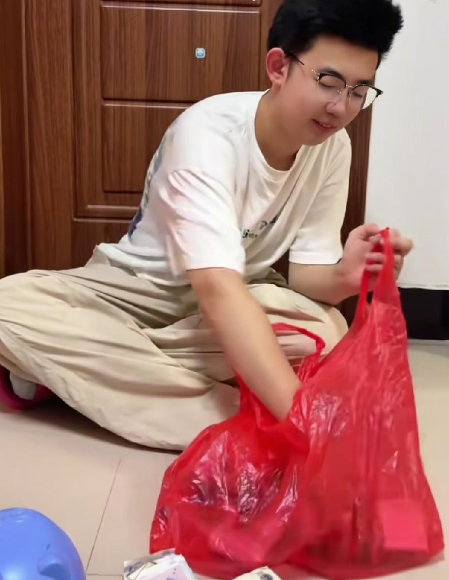 高考回家的儿子，突然拿出了一袋钞票，儿子接下来说出的话，更是让妈妈瞬间泪目了。