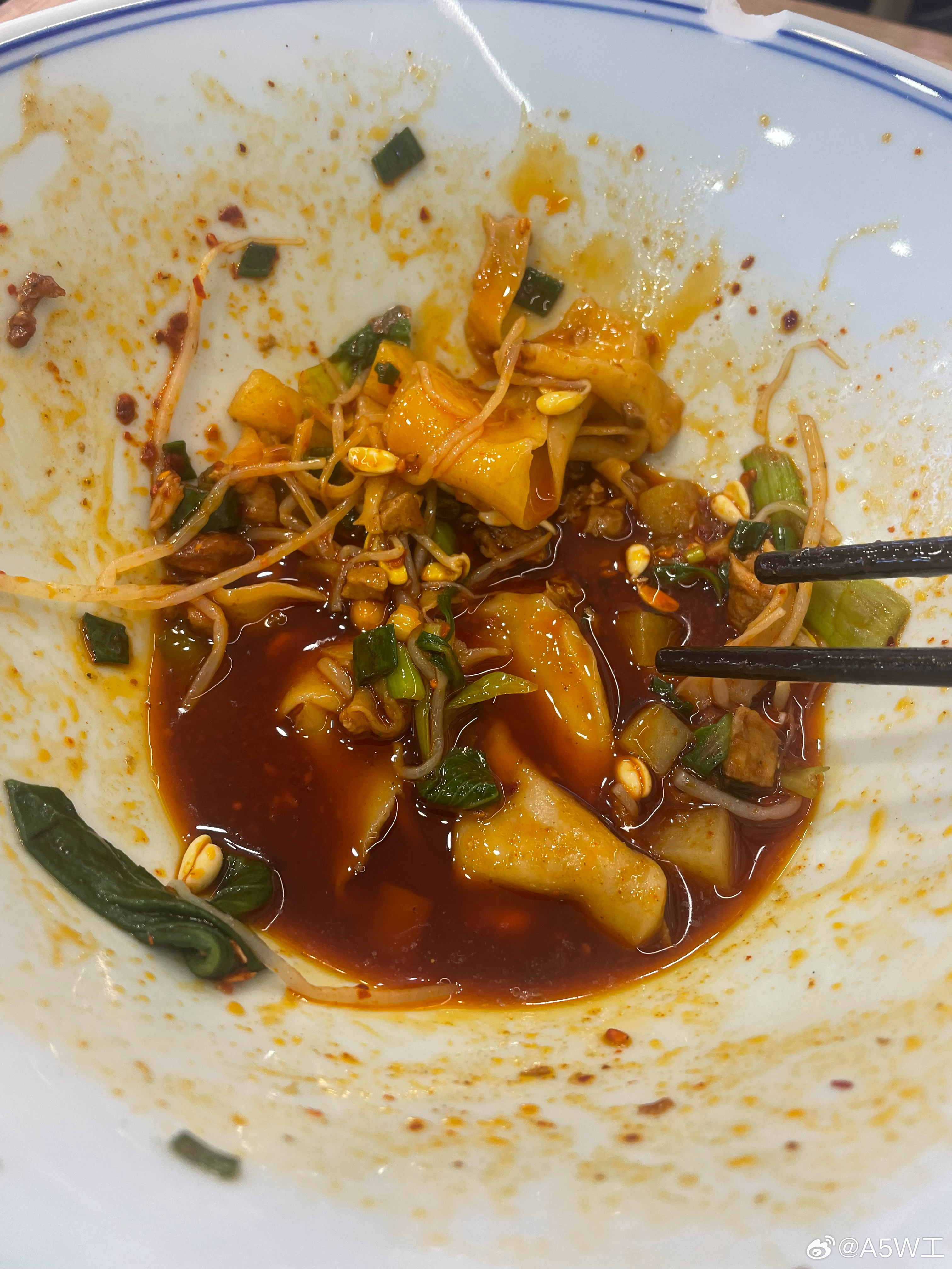 今天中午出去找饭吃，又看到一家西北风面馆，看了半天还是想吃个油泼面。这家比上次吃