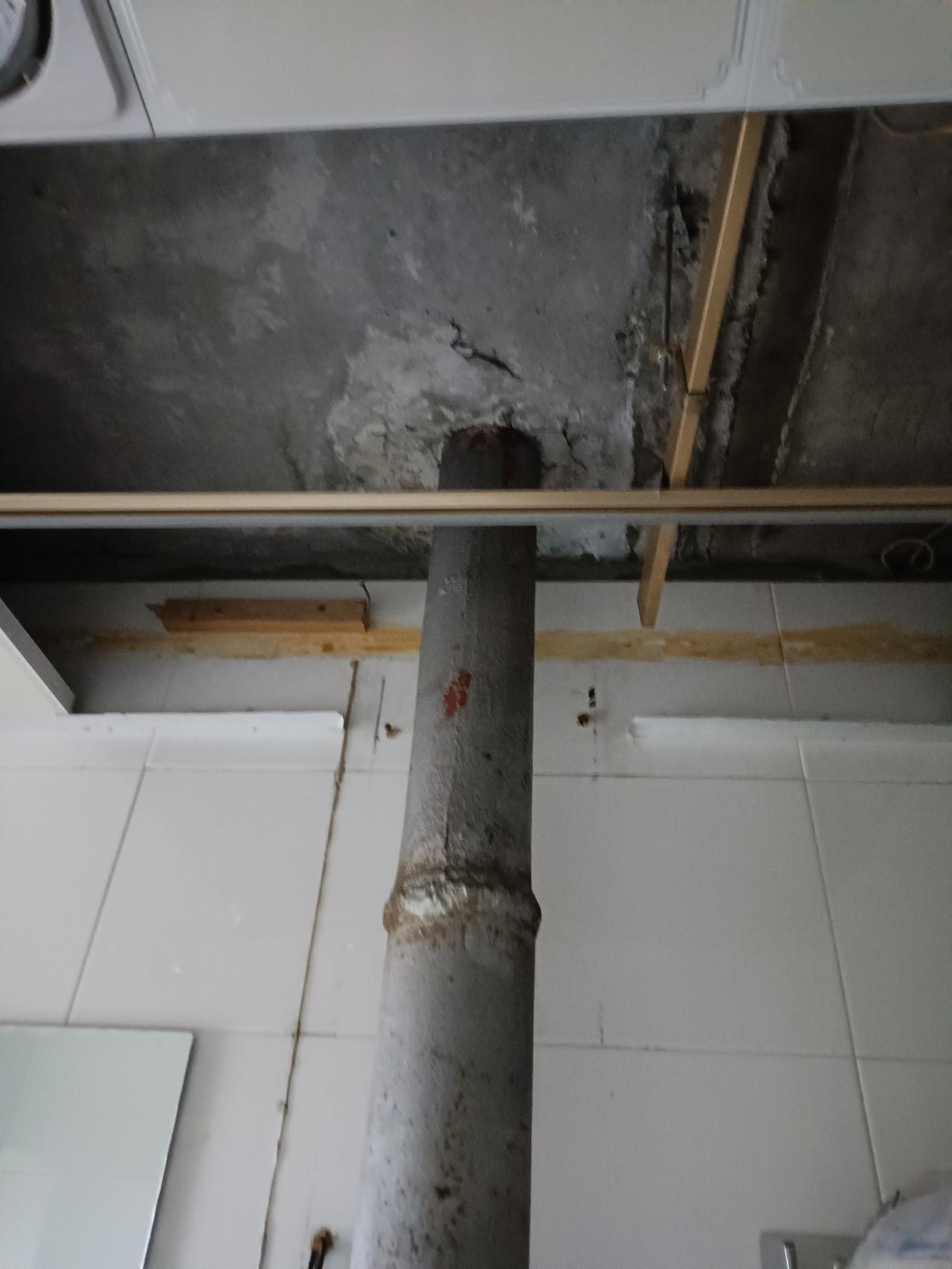 今天上午卫生间的吊顶被师傅给拆了露出个大洞！盼新颜也念安宁！
 
这几天，家里因