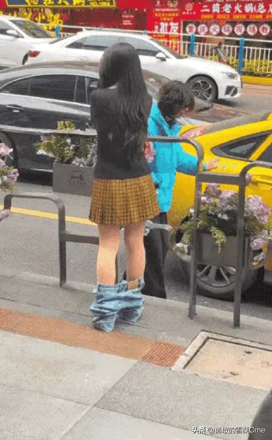 大街上小情侣的行为太离谱了

就在人来人往的街边，一对小情侣在大街上吵得不可开交