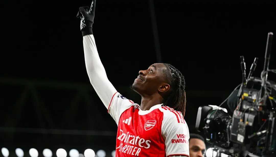 4-1热刺！埃泽帽子戏法 阿森纳6分领跑 理查利松超远吊射世界波北京时间11月2