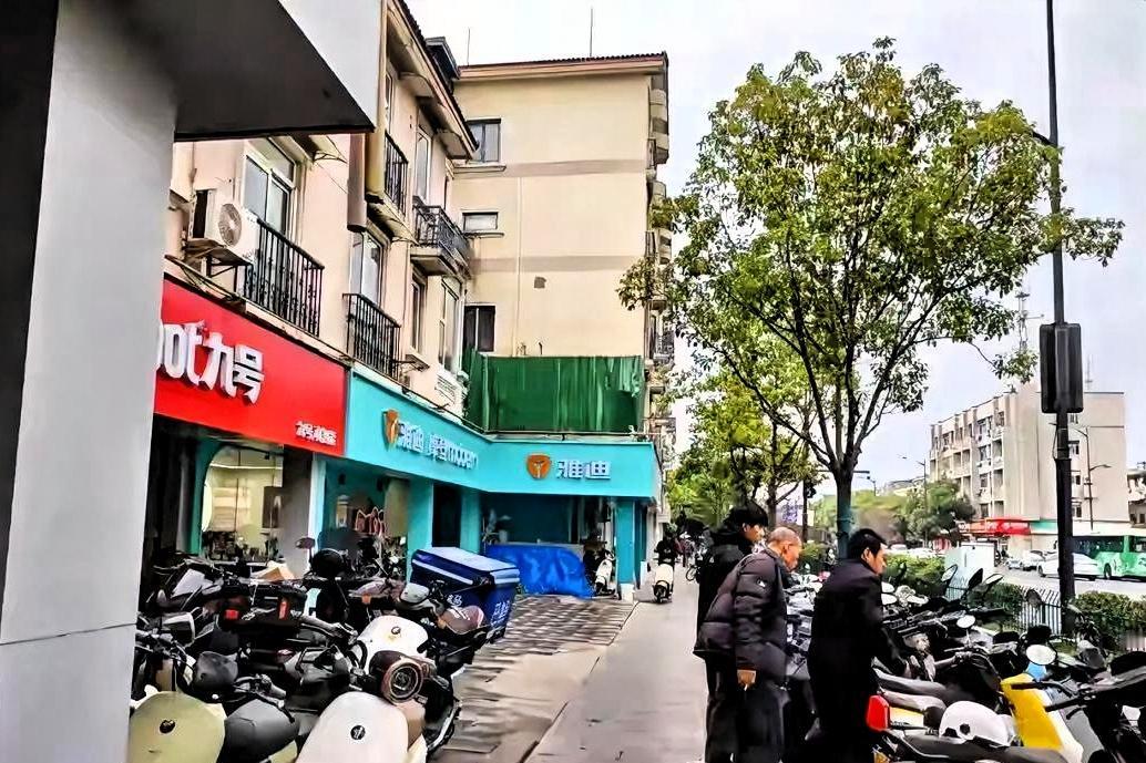 ：
 
1. 实用性严重不足：为契合新规的防火等要求，新车多简化造型、减少配件，