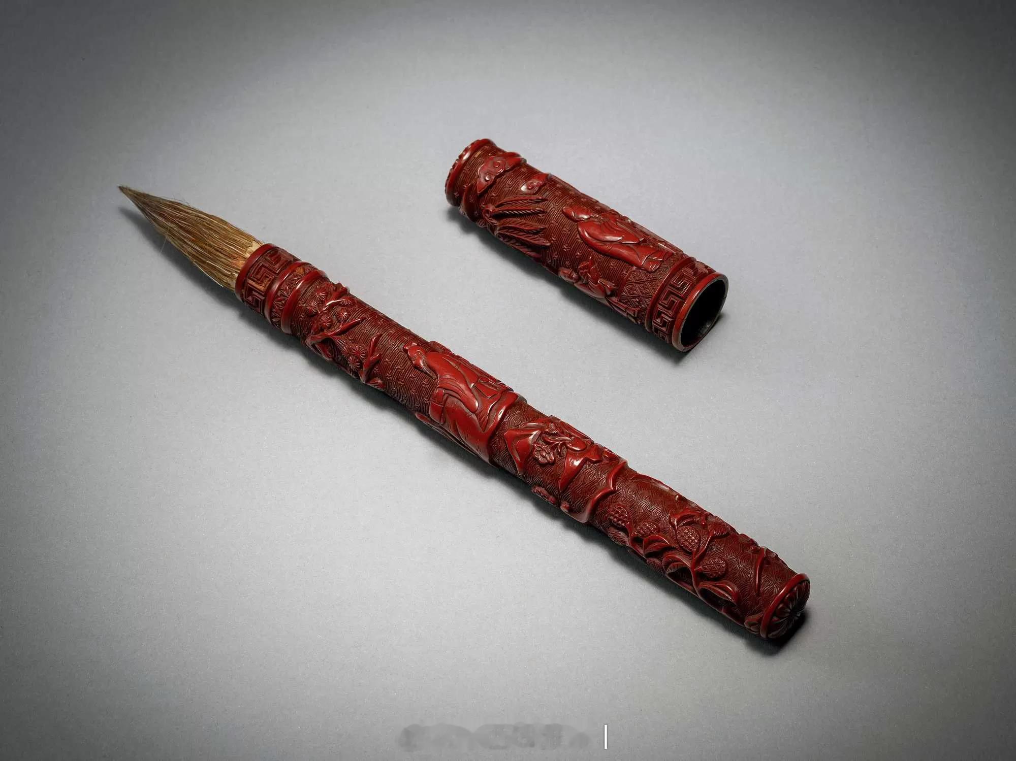 髹饰录 | 明 剔红山水人物图毛笔此笔作束节式，通体髹朱漆，分管身和笔帽两部分。
