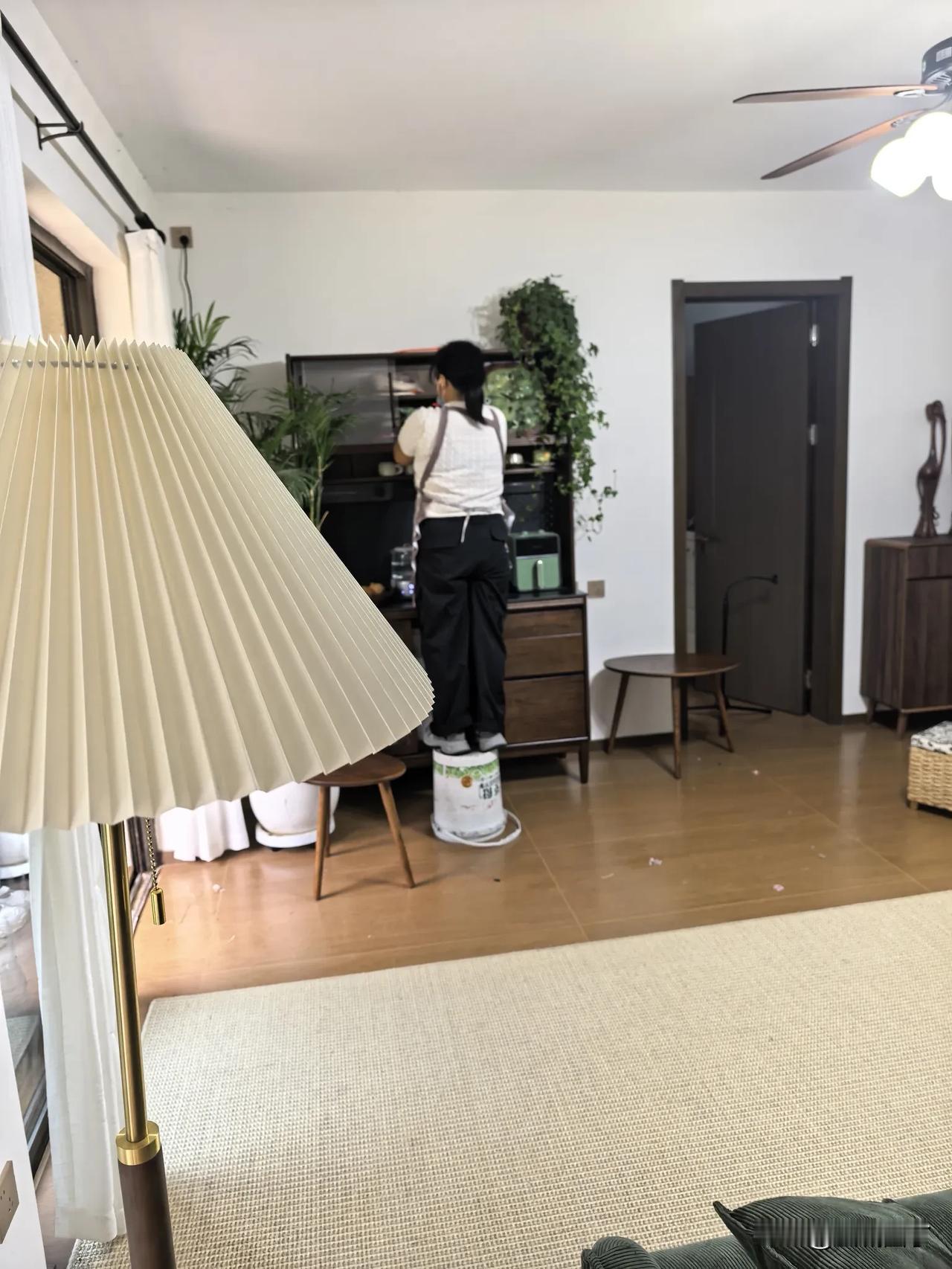 小霞说:“姐，你不知道干我们这行会遇到多奇葩的人，我给你说说，你写写。”

我说