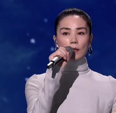 到底是谁在黑王菲啊？
等你57岁的时候跟王菲57岁的时候对比一下。
你能确定你比