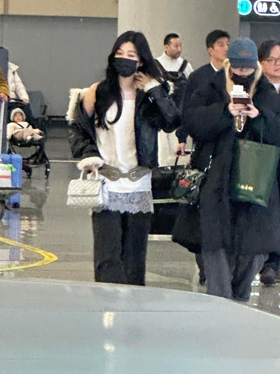 哇塞，虞书欣穿外套把肩膀露出来，难道这就是今年最新潮的穿搭吗？ 