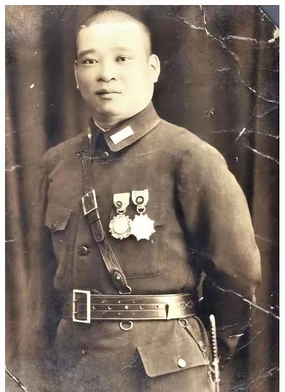 1948年，国民党96军军长吴化文心神不宁，济南战役的炮火正烈，家中的2个老婆也