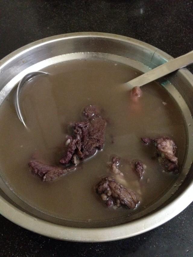 家人们，我最近痴迷上了这道土茯苓炖排骨汤，必须给大家好好分享！
土茯苓可是个好东