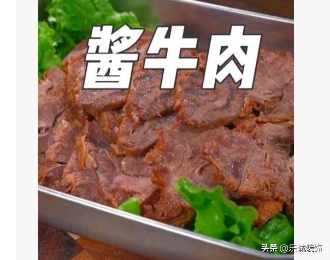 牛腱子冷水浸泡2小时去血水，冷水下锅加姜片料酒焯水，撇沫捞出洗净。
锅中放清水，