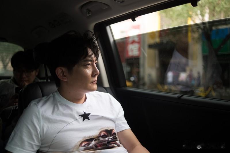 你能想象那个在荧幕上活力四射、搞笑耍宝的“老舅”郭京飞，背后经历了多少折腾吗？郭