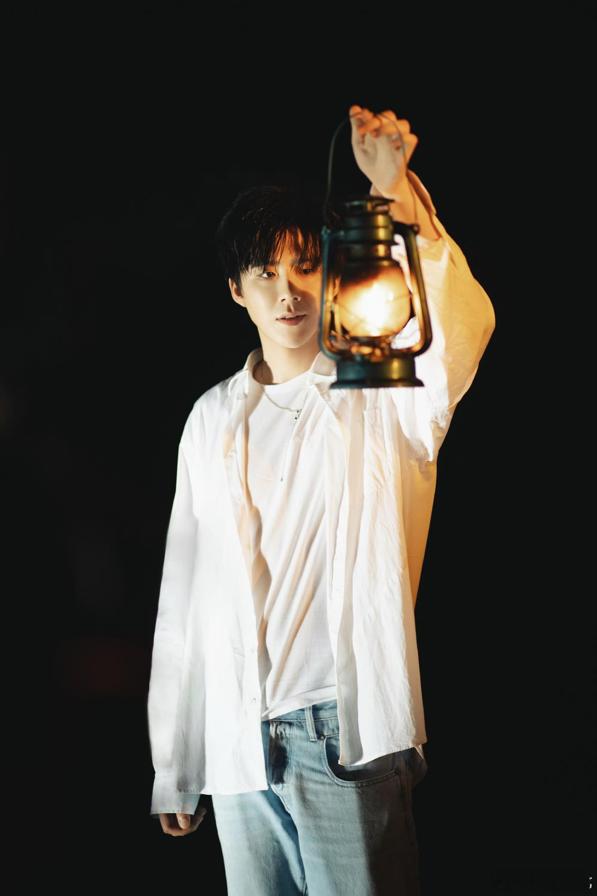 在南京偶遇了刘宇宁 四月的南京因这场相遇格外动人～商场楼宇的亮眼呈现、地铁里的沿