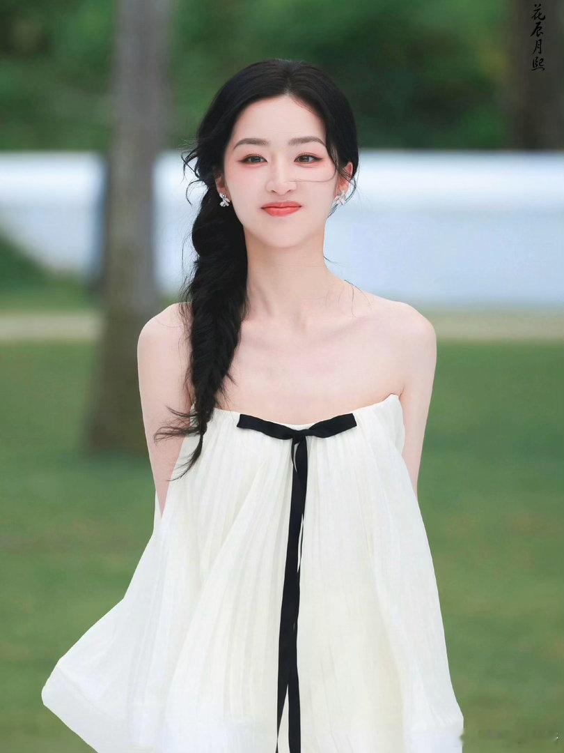 王星越为邓恩熙新剧包场王星越包场邓恩熙新剧 《告白》还在拍，王星越已经给邓恩熙的