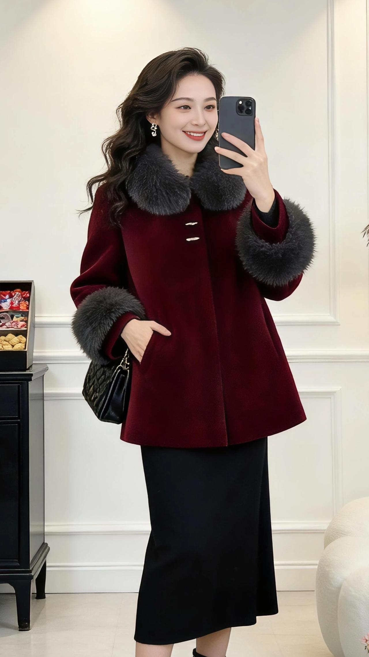 红韵冬行
 
深酒红的大衣裹住了初冬的风，领口和袖口的灰狐毛领像一团蓬松的雾，把