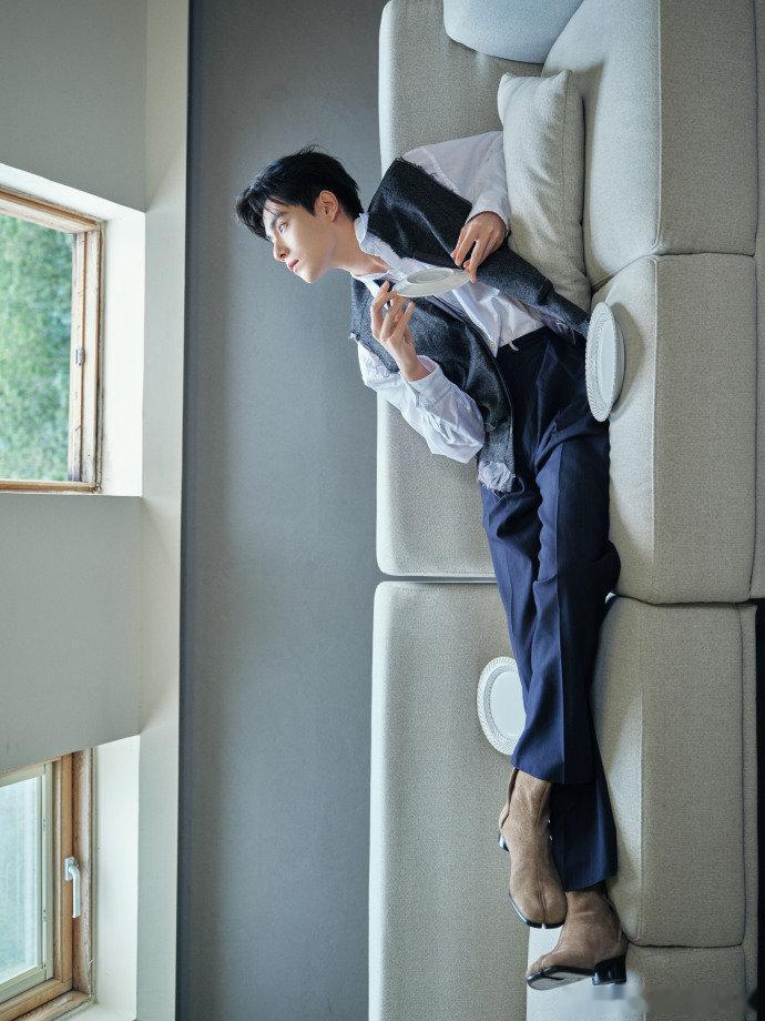 粉丝以为胡一天进修饭撒，结果人家在学挖机技术，胡一天你别太离谱哈哈！ 