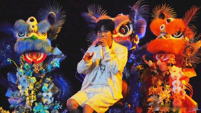 胡夏演唱会上连发三条微博 家人们！胡夏演唱会连发三条微博，张张都是宝藏！从舞台侧