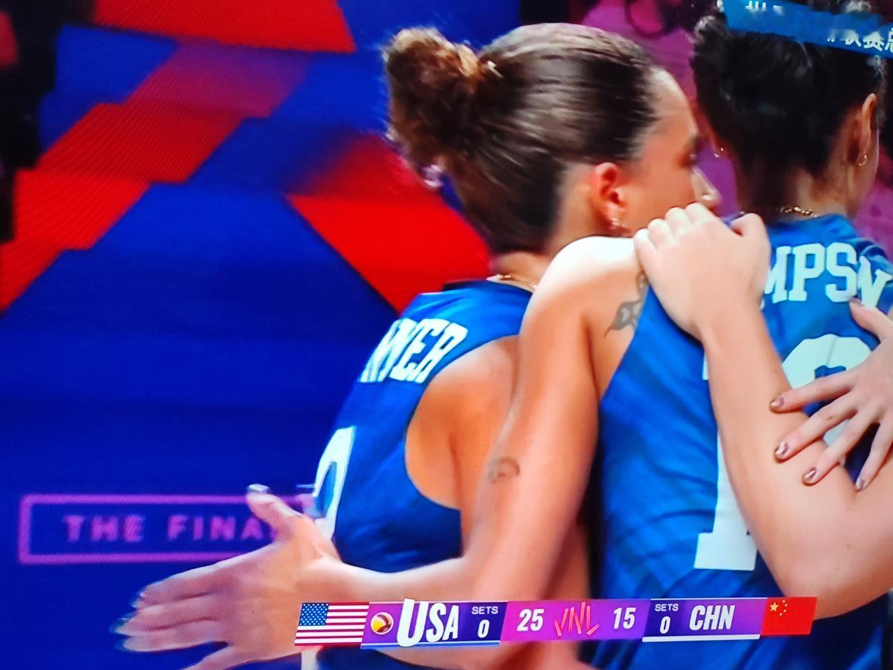 世界女排联赛总决赛，中国女排对阵美国女排，中国女排首发阵容是：解盛钰，庄宇珊，李
