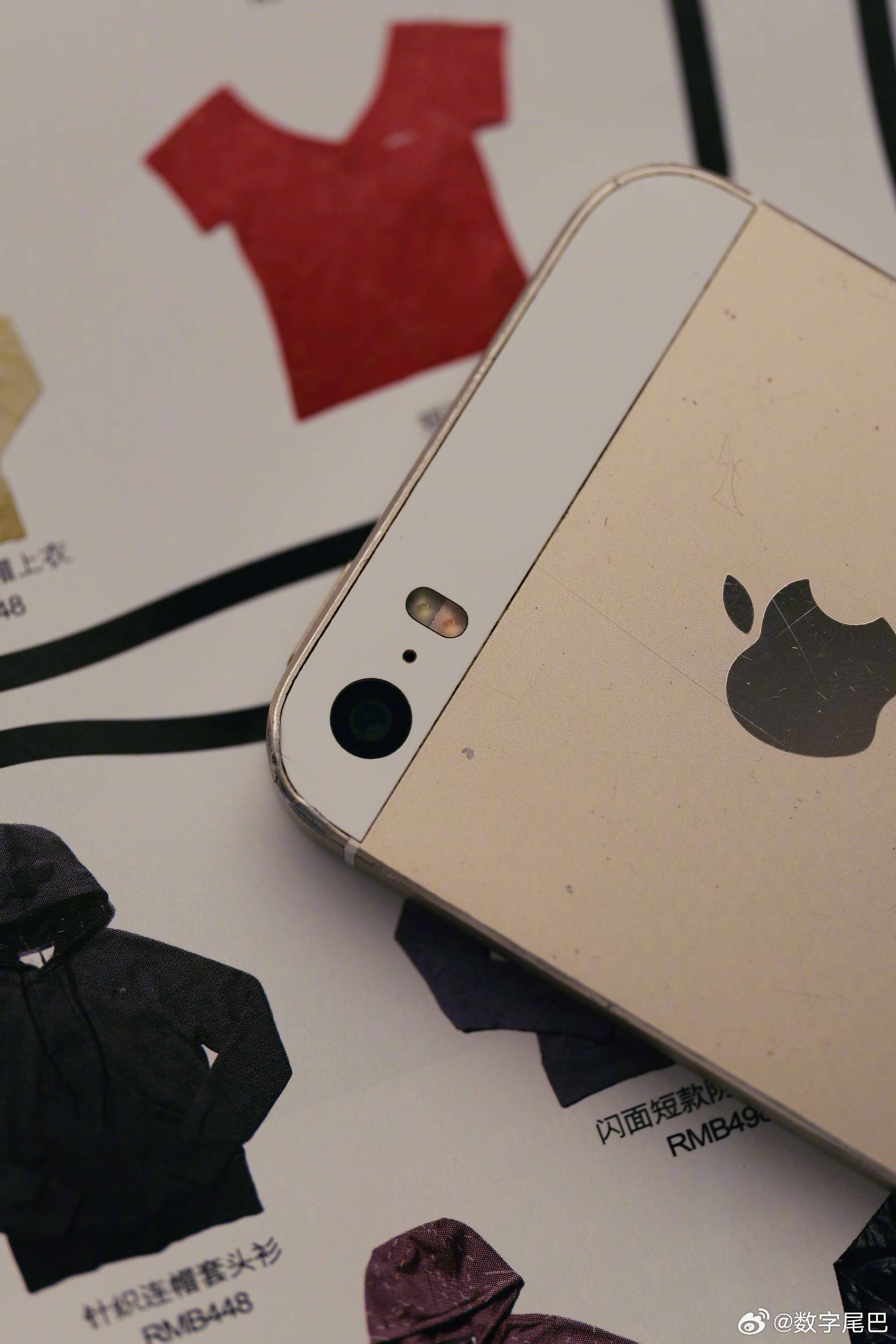 怀旧小抽屉 土豪金配色吧，当年 iPhone 5s 一拿出几乎变成整条街最靓的仔