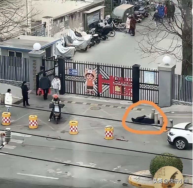 老人在门口摔倒，路人来来往往，却没人敢上前扶一把，大家都远远看着。评论区也没人指