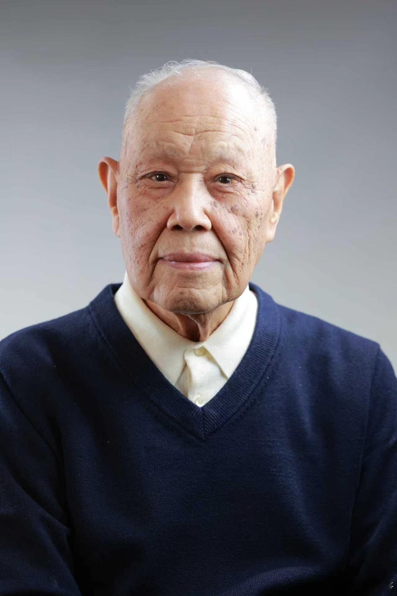 九秩风雨， 顺也坚定，逆也坚定，凛然青松本色；三尺讲坛，笑是文章，骂是文章，潇洒