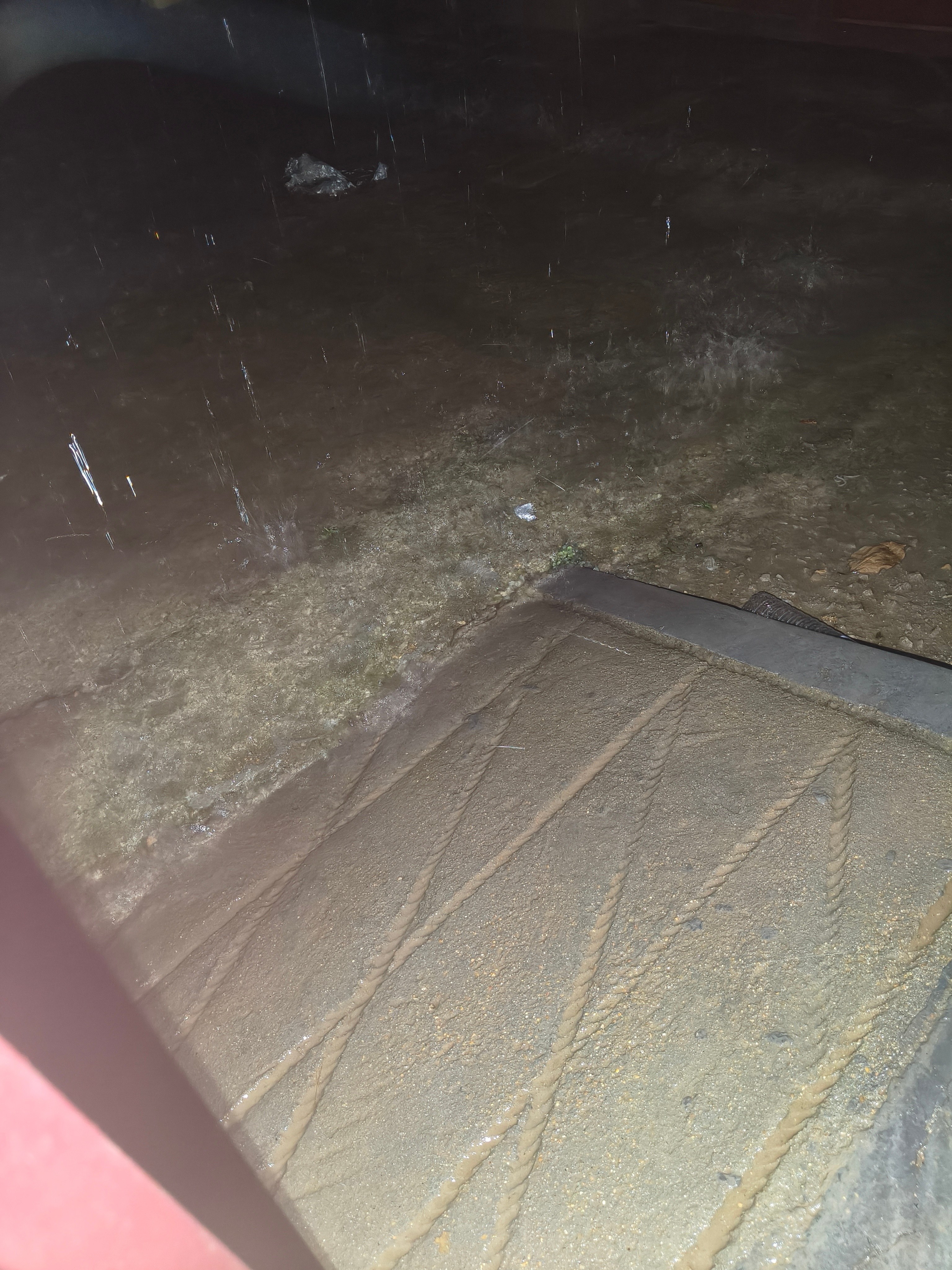 其实雨也没多大  只是风在拼命刮 
