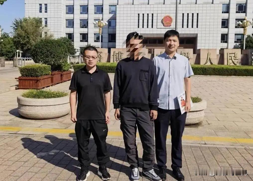 2021年，山东外卖小哥捉奸，收2.5万赔偿被判敲诈，坐牢6个月改判无罪！如今他