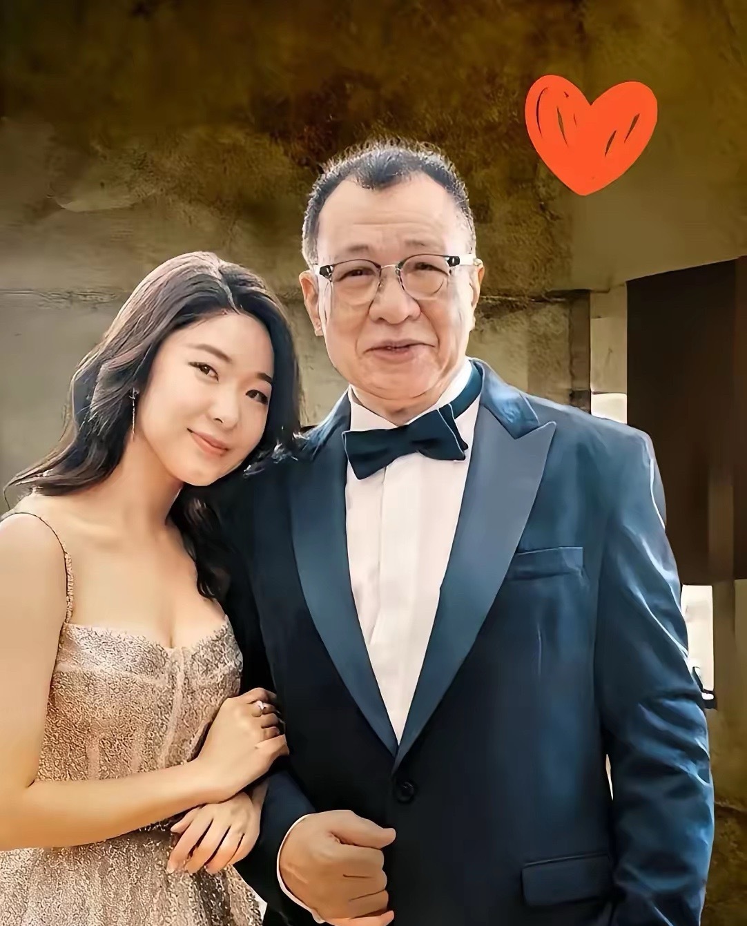 许绍雄的婚姻，告诉大家​就算43岁结婚​就算老婆二婚，还带个12岁儿子，但是日子