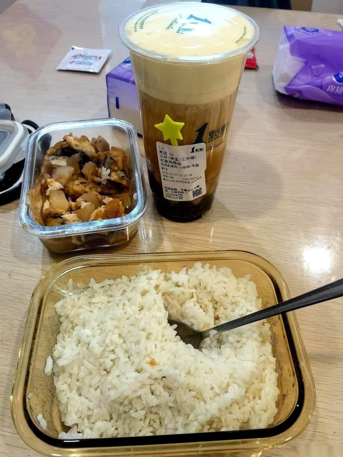 淮海路上的银行，人来人往，每个人都行色匆匆，好像心里都装着几个亿的大生意。
但我