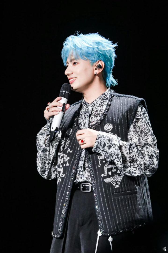 海来阿木告别成都演唱会海来阿木晒照告别成都演唱会落下成都收官舞台的帷幕，海来阿木