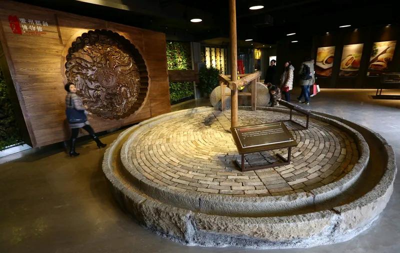 磨盘
村头石磨圆又圆，
磨盘记口在眼前。
满眼尽是旧时光，
儿时结伴在此玩。