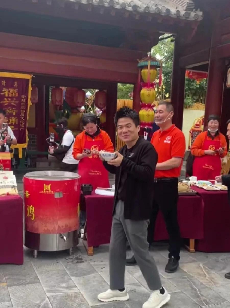 一次，倪萍问樊登：“我的书在董宇辉直播间卖了13万本，在你这才5000本，还有脸